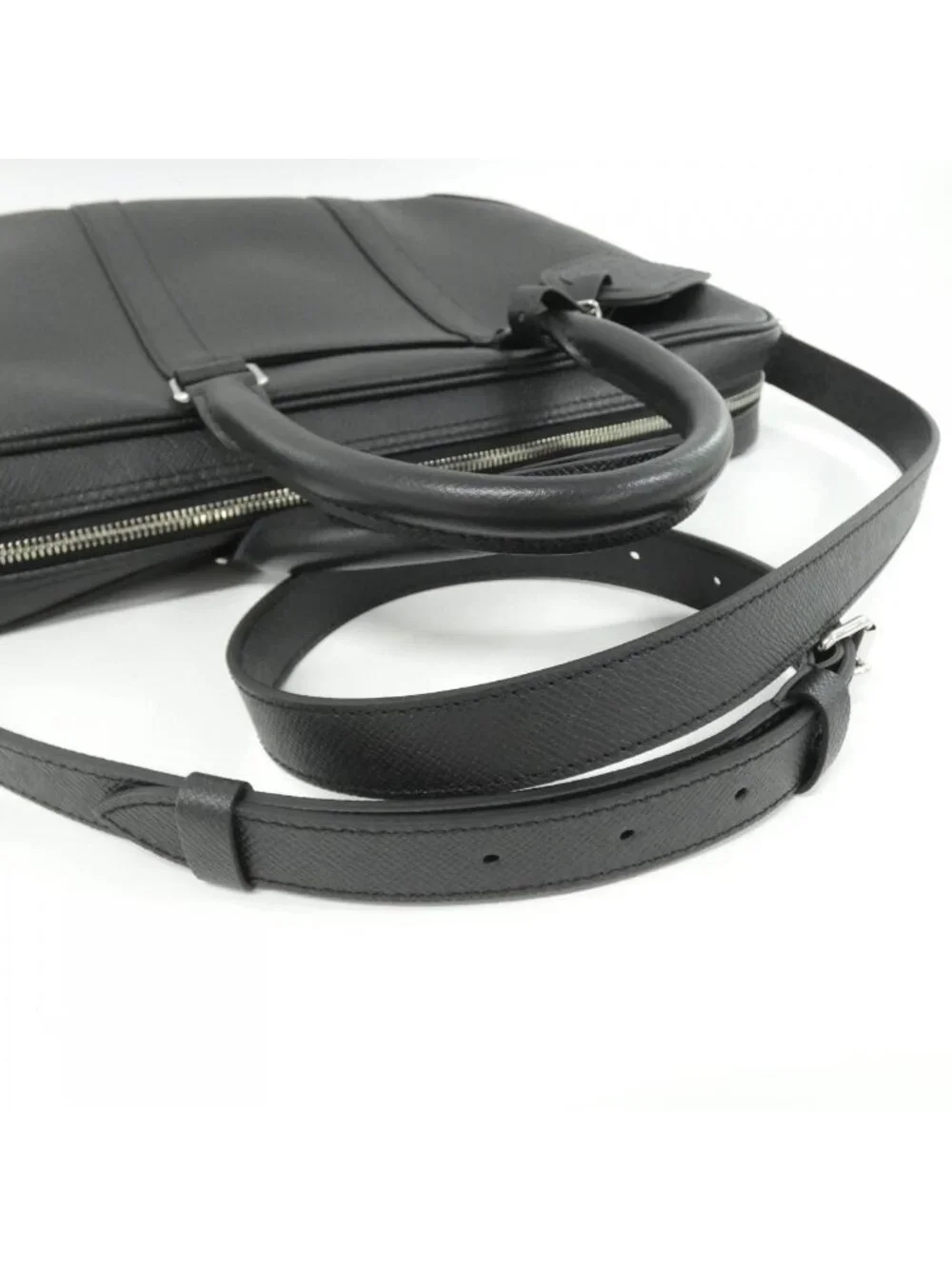 Louis Vuitton Taiga Porte Document Voyage